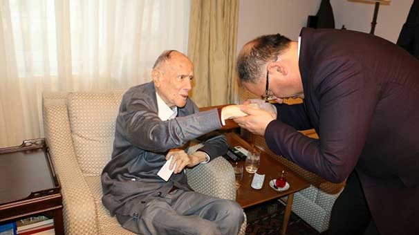 İstanbul eski Belediye Başkanı Ahmet İsvan hayatını kaybetti