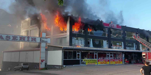 İstanbul Evim AVM’de yangın: Alevler göğe yükseldi