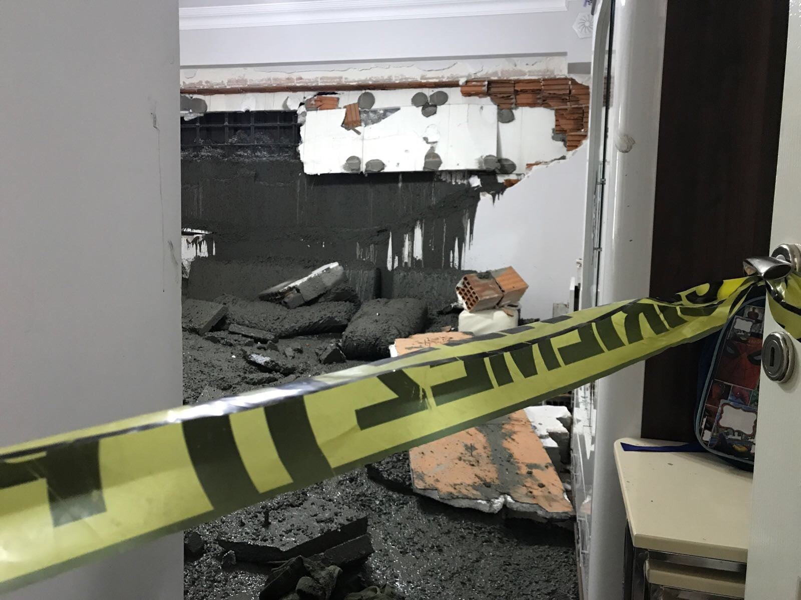 İstanbul Eyüpsultan'da binanın duvarı çöktü! Yaralılar var