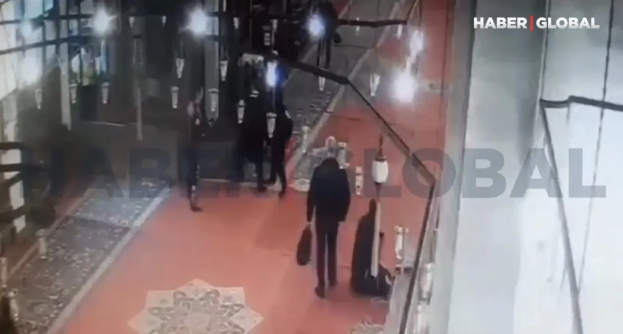 İstanbul Fatih Camisi'ndeki bıçaklı saldırı kameraya yansıdı
