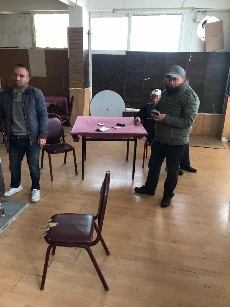 İstanbul Fatih’te 25 kişi kumar oynarken basıldı 