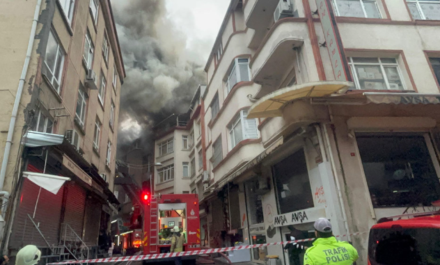 İstanbul Fatih’te 3 katlı binada çıkan yangın