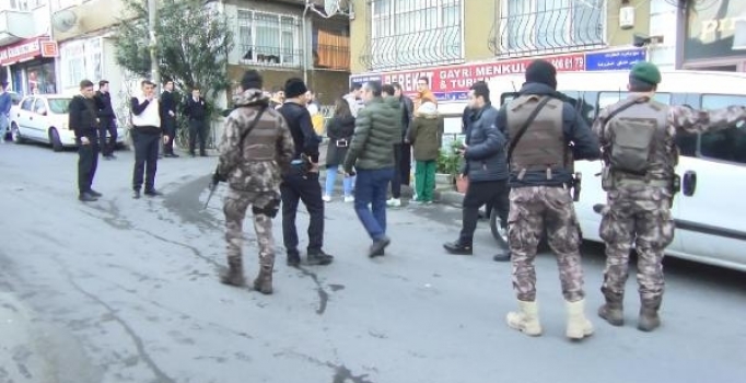 İstanbul Fatih'te ateşe verdiği evde 2 kişiyi rehin alan kişi yaralı yakalandı