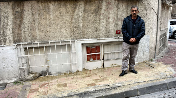 İstanbul Fatih'te bir garip olay... Evinin girişi kaldırım taşıyla örüldü
