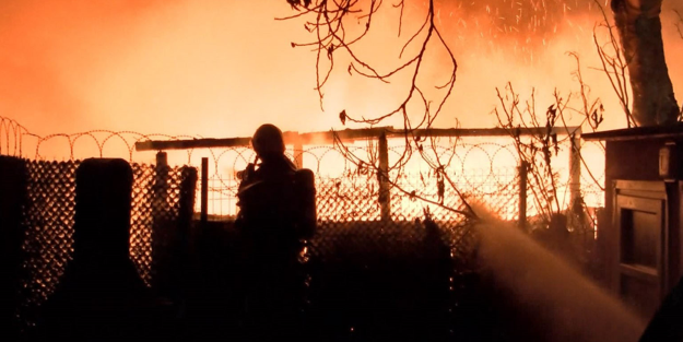 İstanbul - Fatih'te boş arsadaki ahşap baraka alev alev yandı