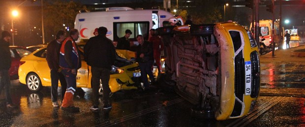 İstanbul Fatih'te iki taksi çarpıştı: 4 yaralı