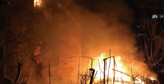 İstanbul Fatih'te korkutan gecekondu yangını