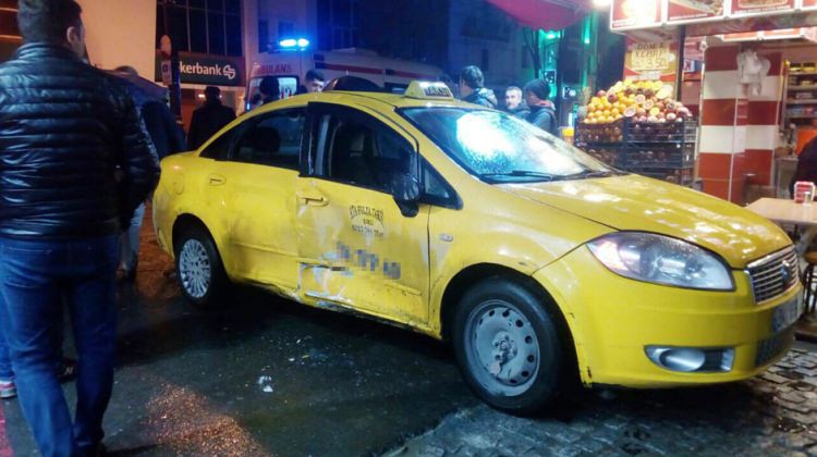 İstanbul Fatih'te tramvay taksiye çarptı