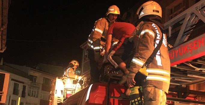 İstanbul Fatih'te yangın: Mahsur kalan 7 kişi kurtarıldı