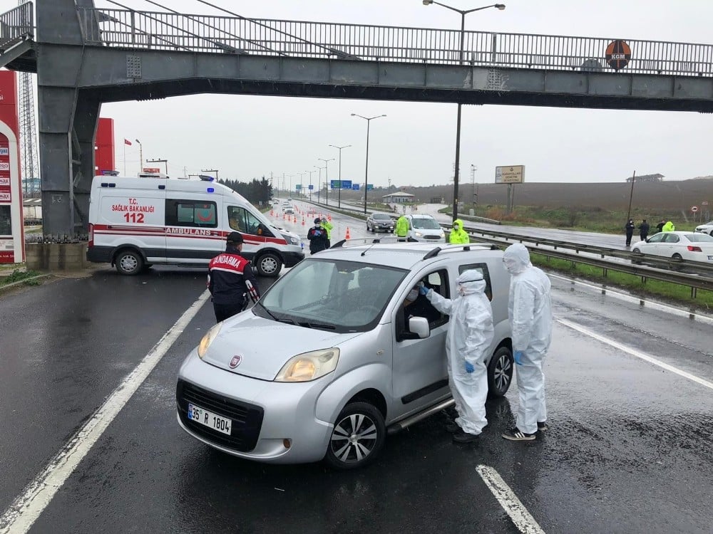 İstanbul genelinde polis ekipleri giriş ve çıkışlarda tek tek araçları denetledi 