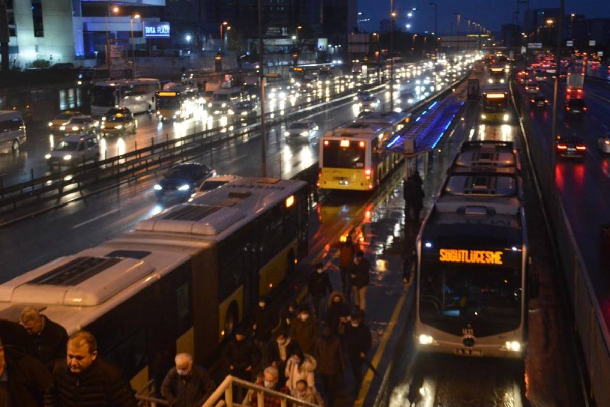 İstanbul güne yağmurla uyandı