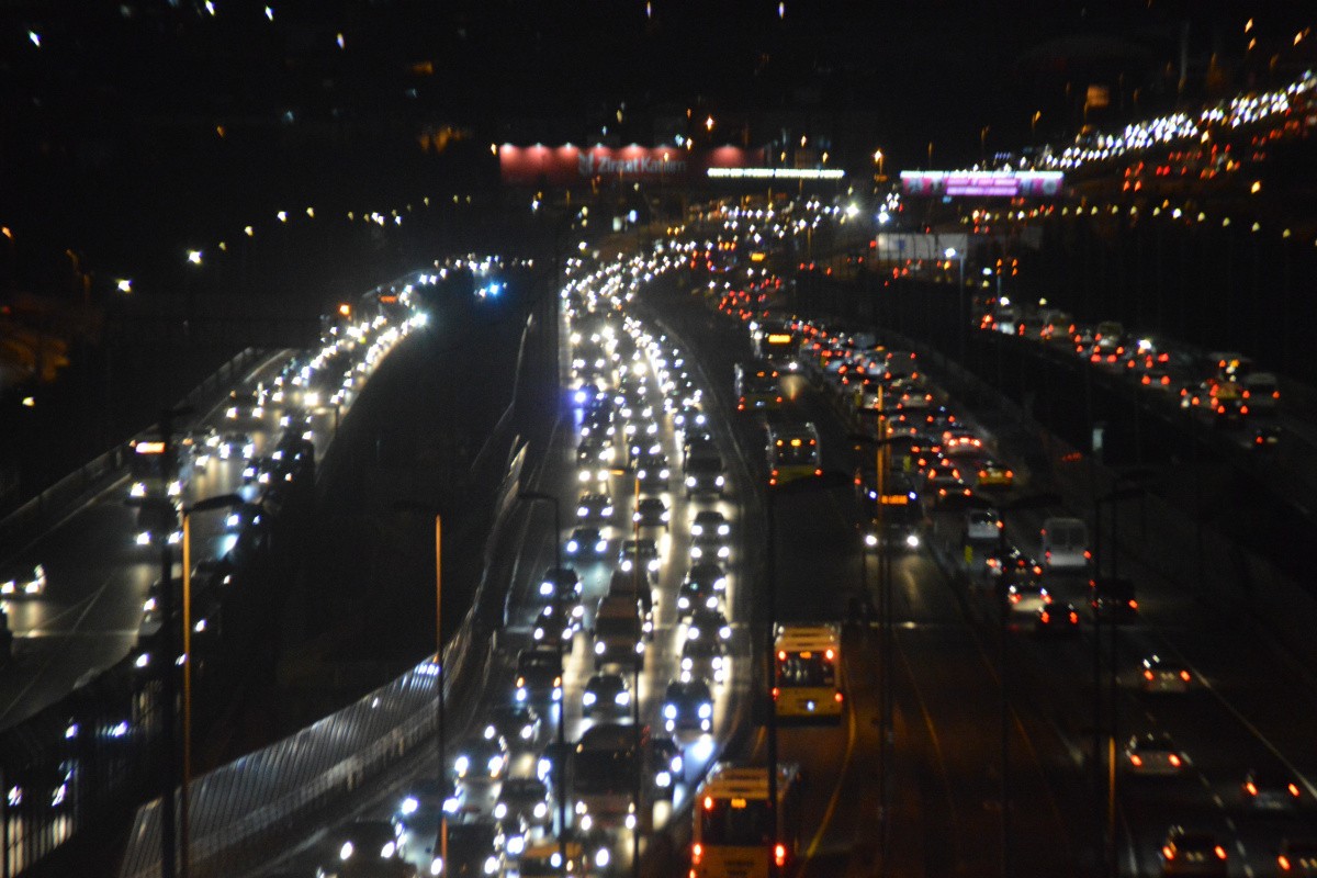 İstanbul güne yağmurla uyandı, kent genelinde trafik hareketliliği yaşandı