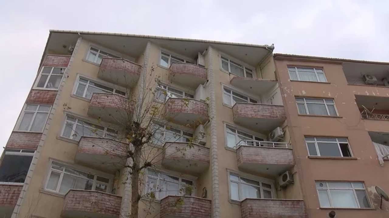 Güngören’de 5 katlı binada balkon çöktü!