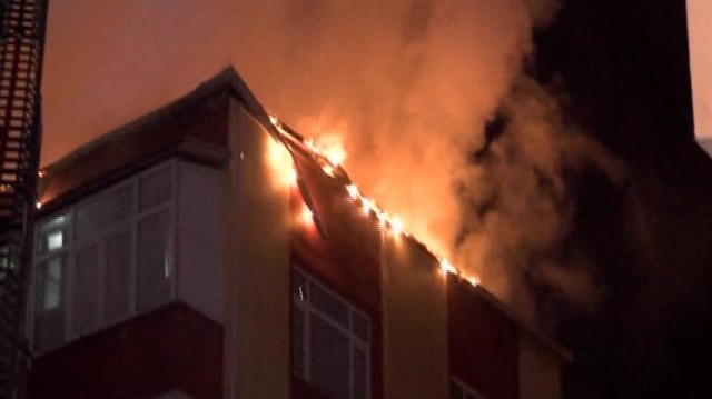 İstanbul Güngören'de korkutan çatı yangını