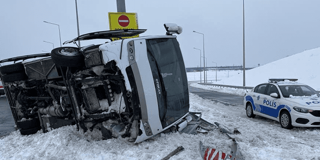 İstanbul Havalimanı personelini taşıyan servis devrildi! Yaralılar var
