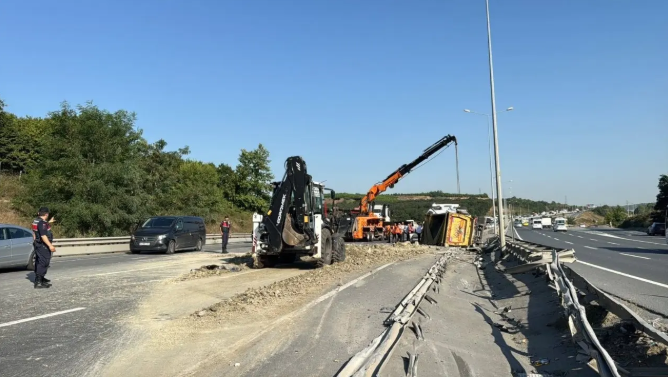 İstanbul Havalimanı yolunda feci kaza! Hafriyat kamyonu devrildi, 2 kişi yaralandı