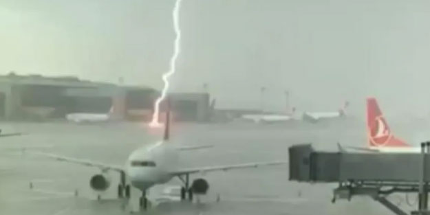 İstanbul Havalimanı'na yıldırım düştü