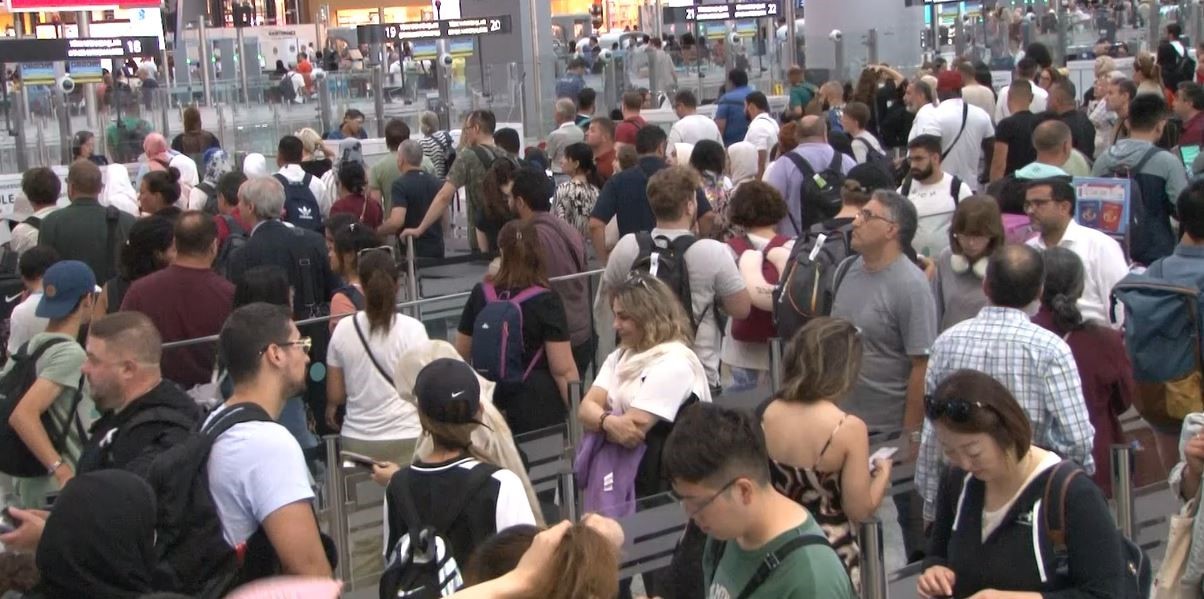 Uçak bile kalkamaz dediler böyle oldu! İstanbul Havalimanında adım atacak yer yok