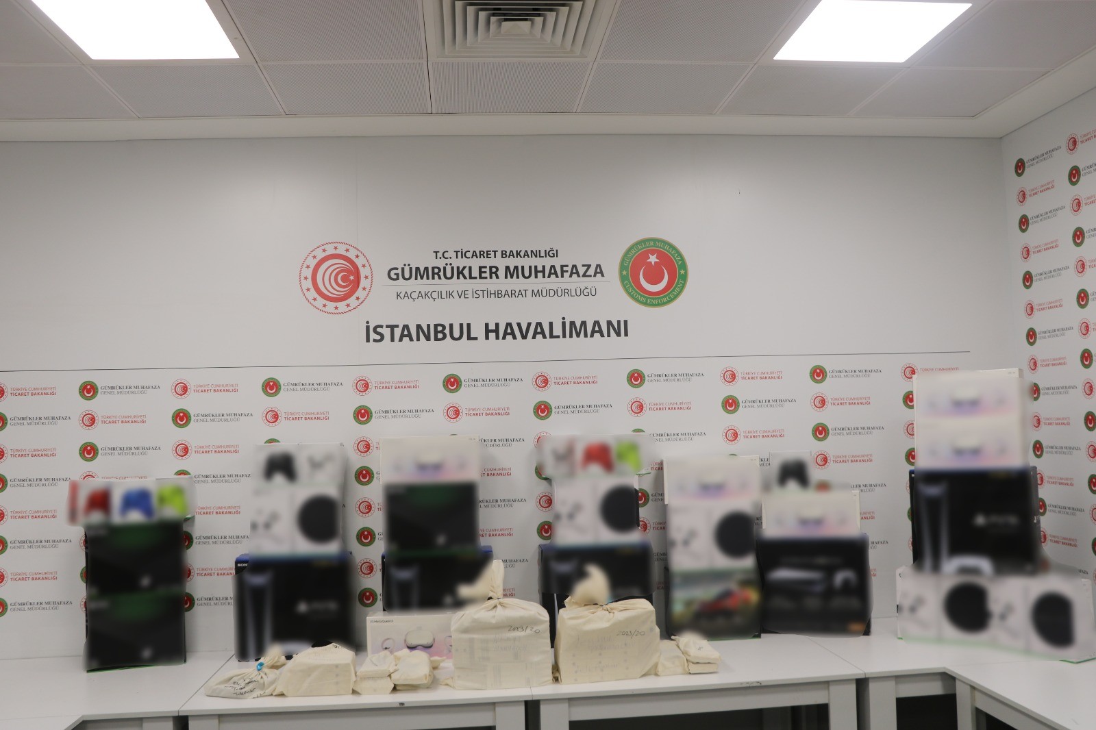 İstanbul Havalimanı'nda kaçak cep telefonu ve oyun konsolu operasyonu!