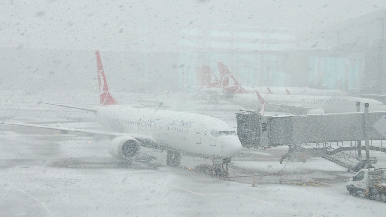 İstanbul Havalimanı’nda kar engeli! Seferler azaltıldı
