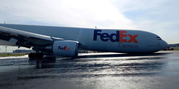 İstanbul Havalimanı’nda paniğe neden oldu! Gövdesi üzerine inen uçak kaldırıldı
