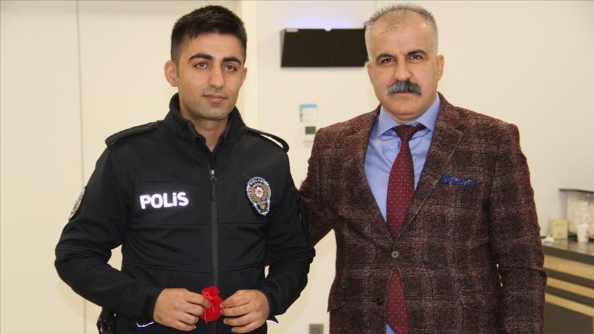 İstanbul Havalimanı'nda sigarayı bırakan polisler altınla ödüllendirildi