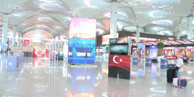 İstanbul Havalimanı’nda yolculara FETÖ'nün kanlı darbe girişimi anlatıldı