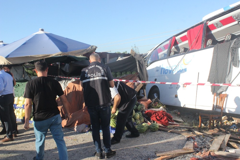 İstanbul Havalimanı’ndan yolcu taşıyan otobüs elektrik diğerine çarptı: 1 ölü, 8 yaralı 