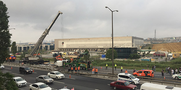 İstanbul istikameti trafiğe kapandı! TEM Otoyolu'nda tır devrildi