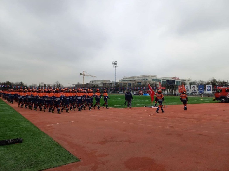 İstanbul itfaiyesine hiza! Akit yazdı halay gitti