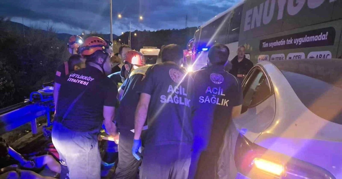 İstanbul-İzmir Otoyolu'nda 5 otomobil, otobüs ve tır birbirine girdi: 11 yaralı