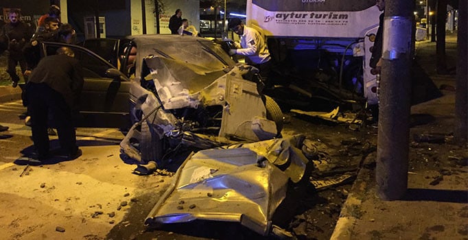 İstanbul Kadıköy'de akılalmaz kaza: 2 yaralı
