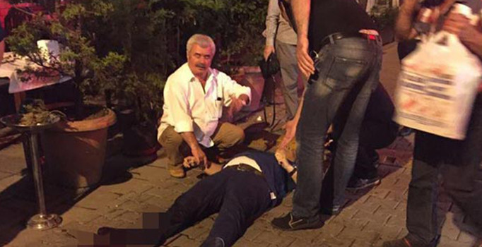 İstanbul Kadıköy'de bıçaklı kavga: 2 yaralı