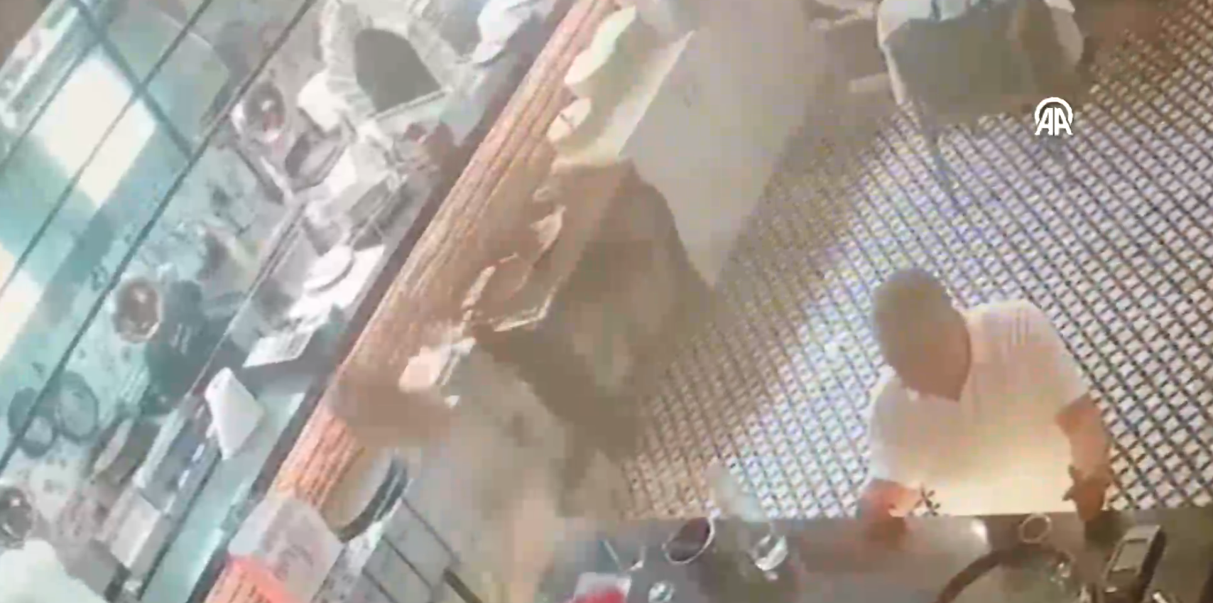 İstanbul Kadıköy'de faciadan kılpayı! Tavan çöktü yaralılar var
