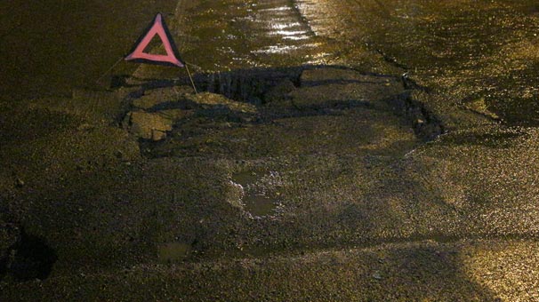 İstanbul Kadıköy'de yol çöktü! Sürücüler zor anlar yaşadı...