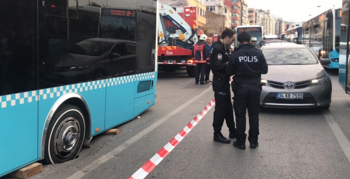 İstanbul Kadıköy'de yolda çökme: Otobüs mahsur kaldı