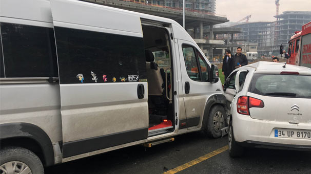 İstanbul Kağıthane'de servis aracı otomobile çarptı