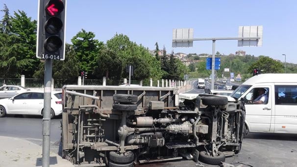 İstanbul Kağıthane'de takla atan kamyonetteki 2 kişi yaralandı