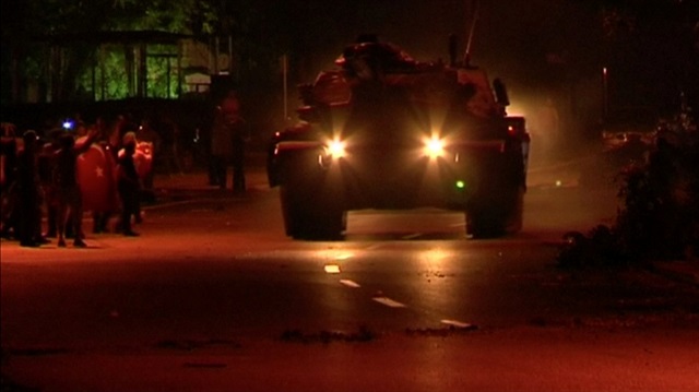 İstanbul Kartal'da FETÖ'cüler tanklara bindi