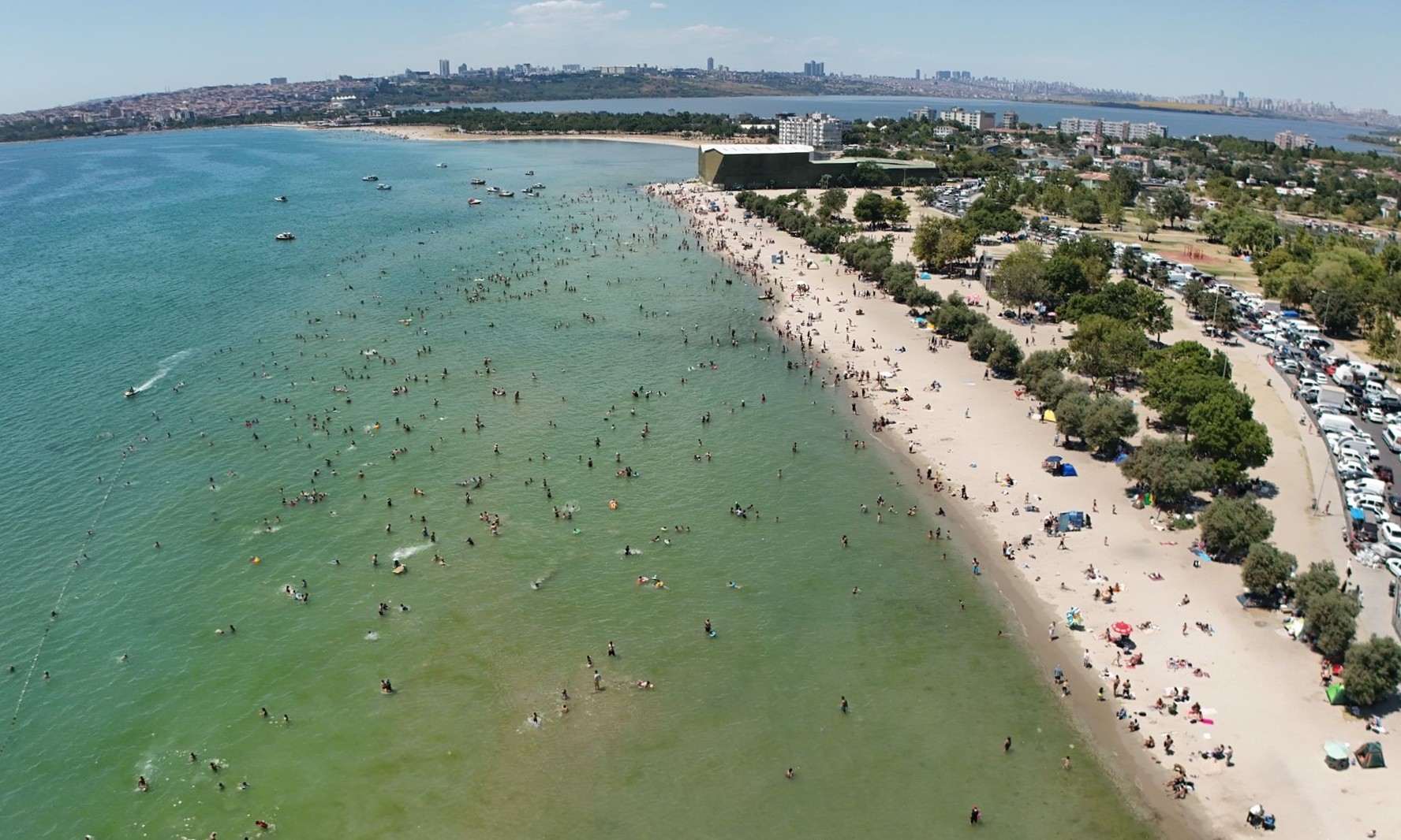 İstanbul kavruldu! Sıcak hava dalgası vatandaşları sahillere ve parklara itti
