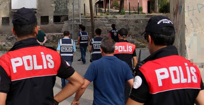İstanbul Küçükçekmece'de binada kaçak sigara bulundu