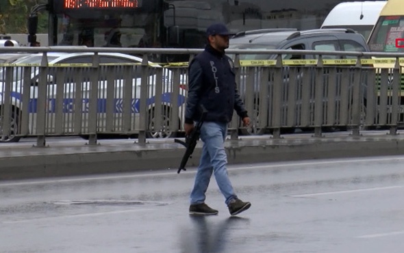 İstanbul Küçükçekmece'de korkutan anlar! Polis yolu trafiğe kapattı