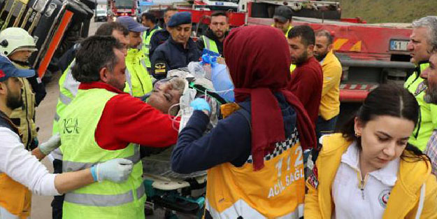 İstanbul Kuzey Marmara Otoyolu'nda TIR devrildi