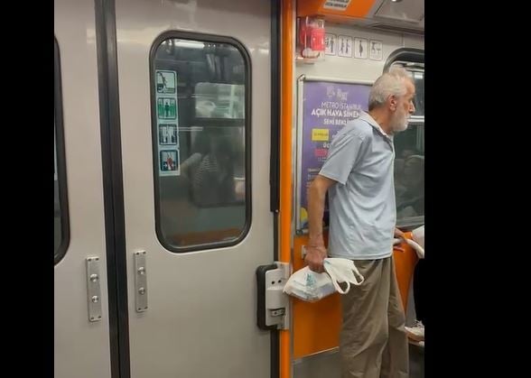 İstanbul M1 Metrosunda İlginç Anlar: Bir Vatandaş Aniden Bağırmaya Başladı