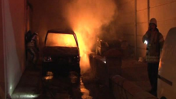 İstanbul Maltepe'de park halindeki araç yandı