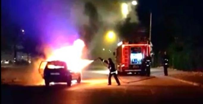 İstanbul Maltepe'de seyir halindeki otomobil alev alev yandı
