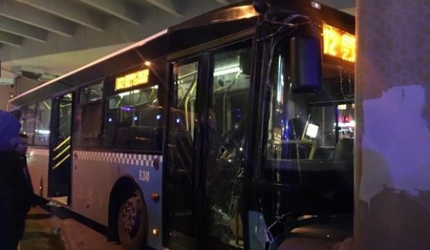 İstanbul Mecidiyeköy'de halk otobüsü köprü ayağına çarptı