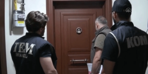 FETÖ'cüler el ense yakalandı!