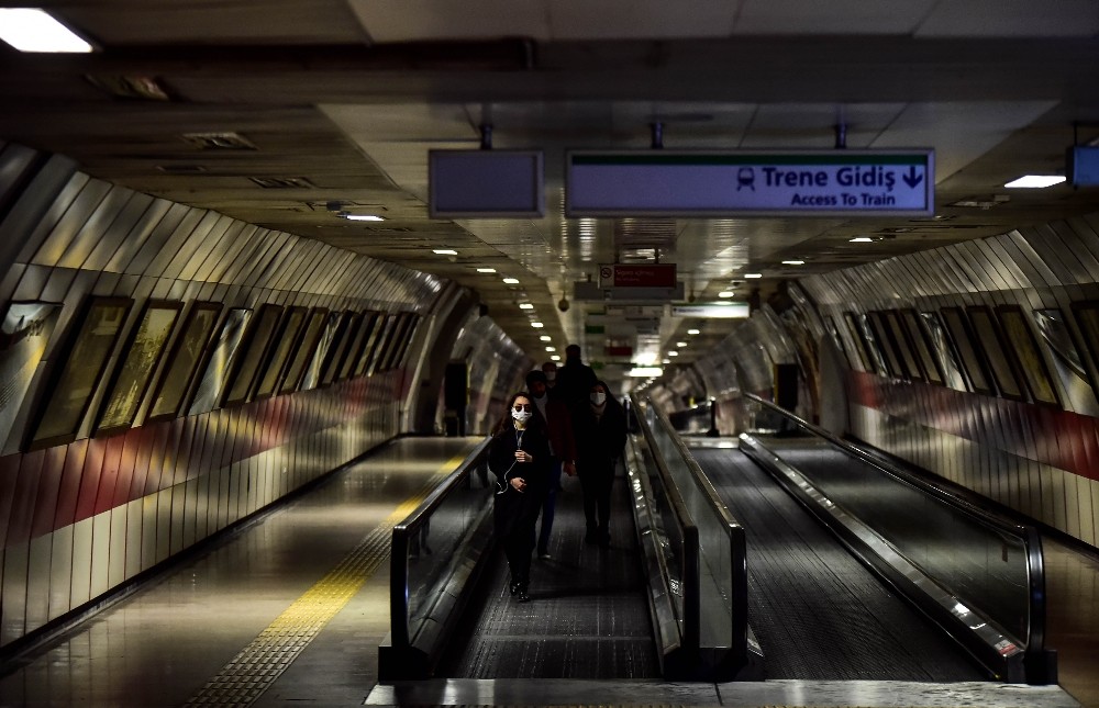 İstanbul metrolarında koronavirüs sessizliği 