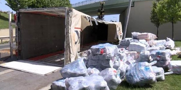 İstanbul Otogar bağlantı yolunda TIR devrildi!